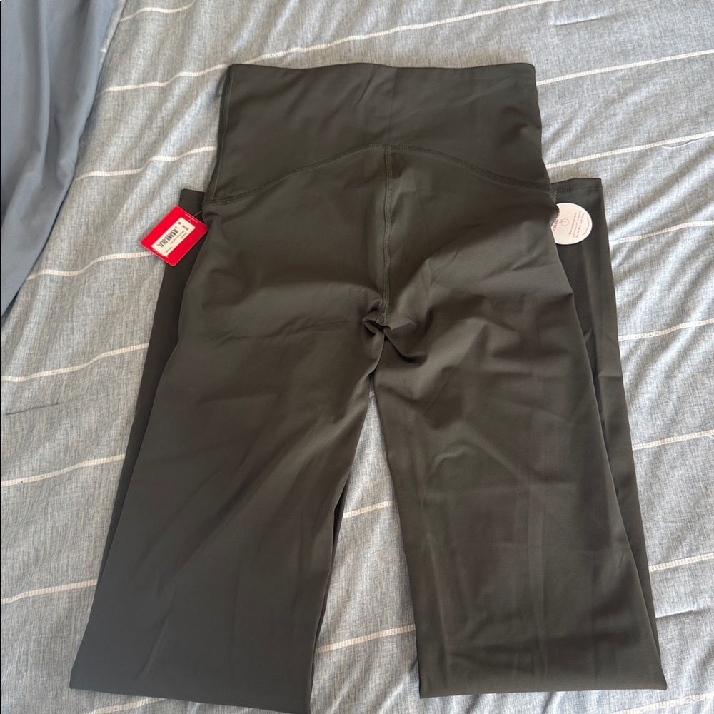 Women's Spanx Booty Boost Flare Yoga size medium tall
BNWT - Picture 2 of 4